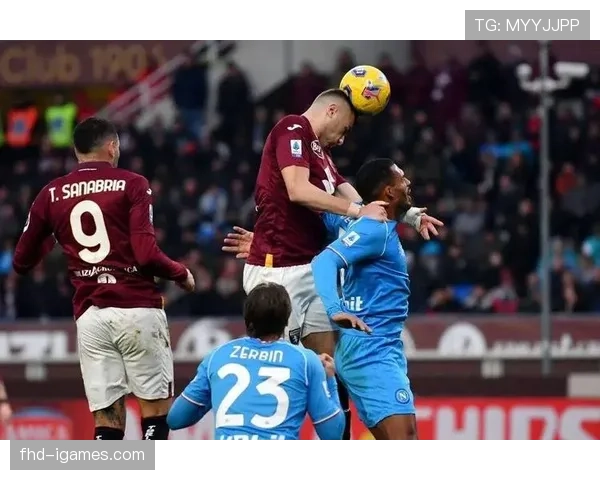 都灵对阵热那亚比赛因球迷向场内投掷烟火短暂中断